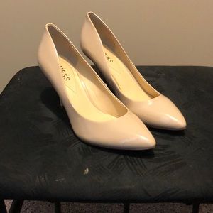 Nude pumps